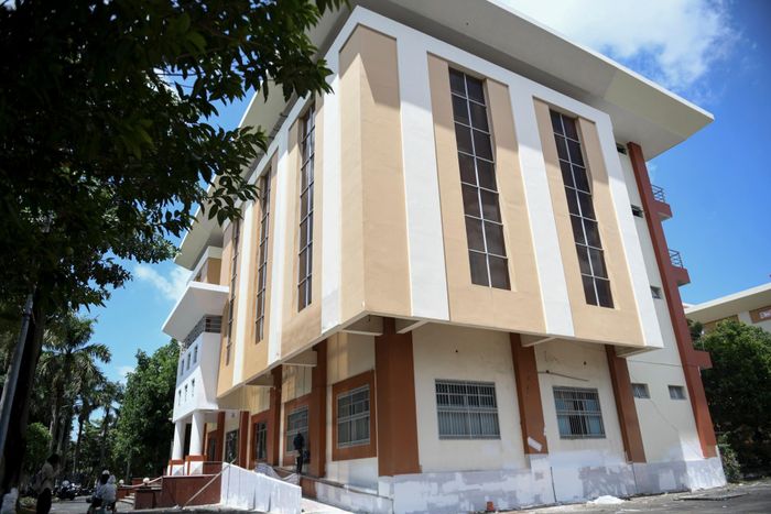 Trong giai đoạn đầu, trường THPT Thoại Ngọc Hầu cải tạo 26 phòng, bố trí 20 phòng để phục vụ hoạt động dạy học và các chức năng cần thiết. Ở giai đoạn tiếp theo, trường dự kiến cải tạo thêm 16 phòng, nâng tổng số phòng học lên 42. Khi hoàn thiện toàn bộ, trường có khả năng tổ chức quy mô khoảng 42 lớp, tùy thuộc nhu cầu và chỉ tiêu tuyển sinh.