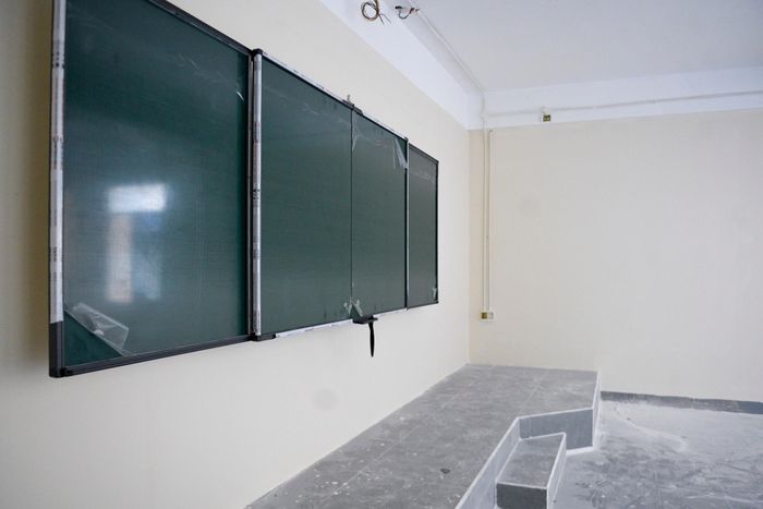 Từ khâu đấu thầu đến sửa chữa, cải tạo chỉ kéo dài hơn một tháng. Sau khi có kết quả lựa chọn nhà thầu, các đơn vị phải liên tục thi công để kịp bàn giao trước năm học mới. Trong quá trình cải tạo, các phòng, vách ngăn, hệ thống điện, nước và phòng cháy chữa cháy đều phải điều chỉnh để đáp ứng yêu cầu của một cơ sở giáo dục. Bà Phượng thông tin việc chuyển đổi công năng từ trụ sở hành chính sang trường học được thực hiện trong khoảng thời gian rất ngắn nên còn gặp nhiều khó khăn. Nhưng cùng với đó, nhà trường cũng nhận được sự hỗ trợ, đồng hành từ Sở GD&ĐT và địa phương.