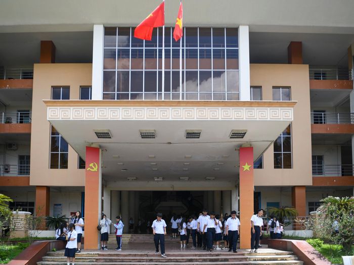 Sát thềm năm học mới, khuôn viên tại số 70A Thoại Ngọc Hầu (phường Tân Phú, TP.HCM) trở nên nhộn nhịp hơn thường lệ và ngập tràn tiếng cười nói của những cô cậu học sinh lớp 10. Không lâu trước đây, nơi này vẫn là trụ sở UBND quận Tân Phú cũ. Nay nó được cải tạo, chuyển đổi công năng thành trường THPT Thoại Ngọc Hầu. Những không gian từng phục vụ hoạt động hành chính được khoác lên diện mạo mới, sẵn sàng đón học sinh và chính thức đi vào hoạt động từ năm học 2026-2027.