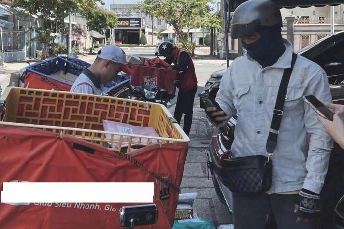  Phong (ngoài cùng bên phải) khi còn làm shipper. 