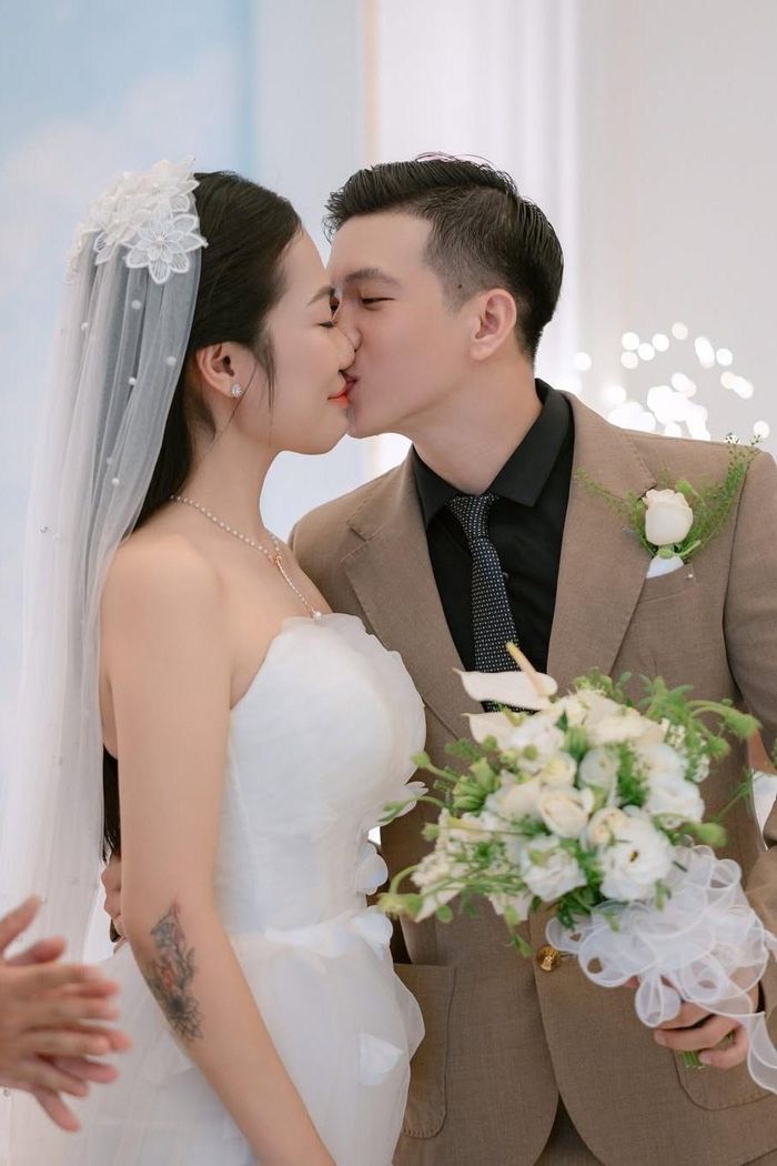  Trải qua nhiều khó khăn, chàng shipper năm nào tán đổ cô gái từng lưu số mình là "giao hàng tiết kiệm". Tổ ấm của họ sẽ đón thêm thành viên mới vào năm sau. 