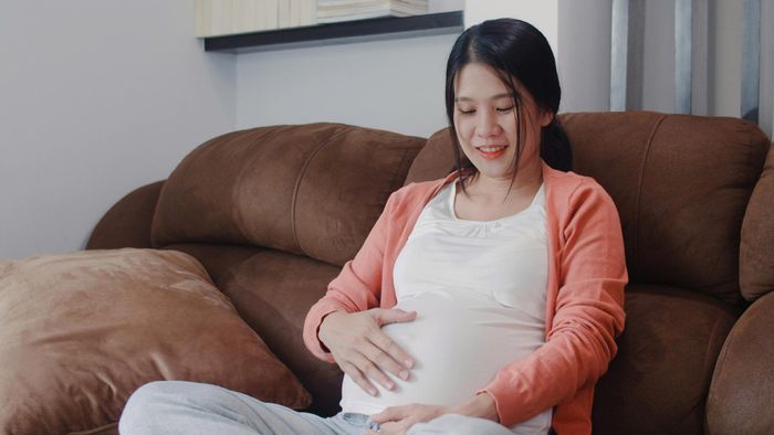 Từ tháng thứ 7, thai nhi có thể phản ứng với âm thanh bằng những cử động như giật mình, kéo tay chân; mẹ cũng bắt đầu cảm nhận rõ hơn những chuyển động của bé. Ảnh: Magnific.