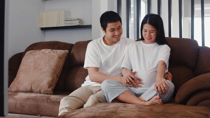 Thai máy thay đổi theo từng giai đoạn thai kỳ, từ những chuyển động nhẹ ban đầu đến những cú đạp, xoay rõ ràng hơn khi thai nhi lớn dần. Ảnh: Magnific.