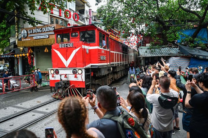 Du khách quốc tế tại bãi biển Nha Trang, chợ đồ cũ Hà Nội, Phú Quốc và phố cà phê đường tàu. Ảnh: Xuân Hoát, Trần Hiền, Linh Huỳnh, Châu Sa.