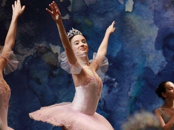  Trước khi bước vào thế giới công nghệ, Lopes Lara từng có nhiều năm theo đuổi ballet chuyên nghiệp. Cô dành 3 năm học tại Trường Ballet Bolshoi ở Joinville, Santa Catarina. Quá trình đào tạo ở đây được đánh giá rất khắc nghiệt. 
