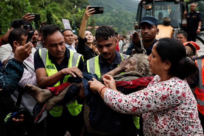  Thiệt hại sau trận lũ ở biên giới Nepal - Trung Quốc. Ảnh: Reuters. 