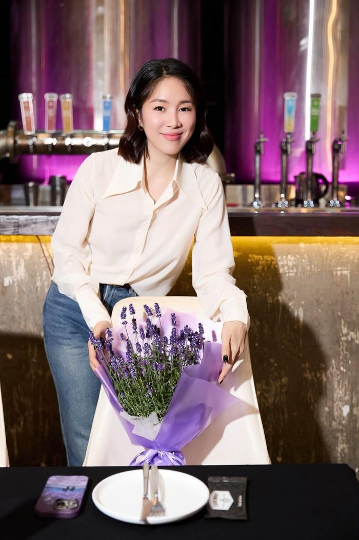 Lê Phương thường xuyên khoe những khoảnh khắc hạnh phúc bên chồng con. Thời gian rảnh rỗi, vợ chồng cô thường đưa các con đi du lịch, trải nghiệm cuộc sống. Thỉnh thoảng, Lê Phương và Trung Kiên "hâm nóng" tình cảm bằng cách hẹn hò, xem phim cùng nhau. Lê Phương sinh năm 1985, là một trong những nữ diễn viên truyền hình được yêu thích của màn ảnh nhỏ phía Nam. Diễn viên góp mặt trong các dự án như Gạo nếp gạo tẻ, Thương con cá rô đồng, Giông tố cuộc đời, Ký túc xá, Nước mắt chảy ngược, Vì mẹ anh phán chia tay, Bóng ma hạnh phúc... Lê Phương cũng tham gia một số phim điện ảnh, có thể kể tới Vong nhi, Sáng đèn.