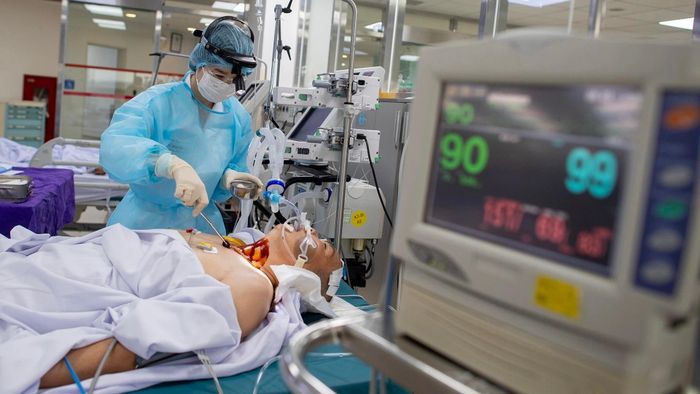 Bác sĩ Bệnh viện Trung ương Quân đội 108 mở nội khí quản cho bệnh nhân trẻ tuổi bị đột quỵ vì cao huyết áp không kiểm soát. Ảnh: Việt Linh.