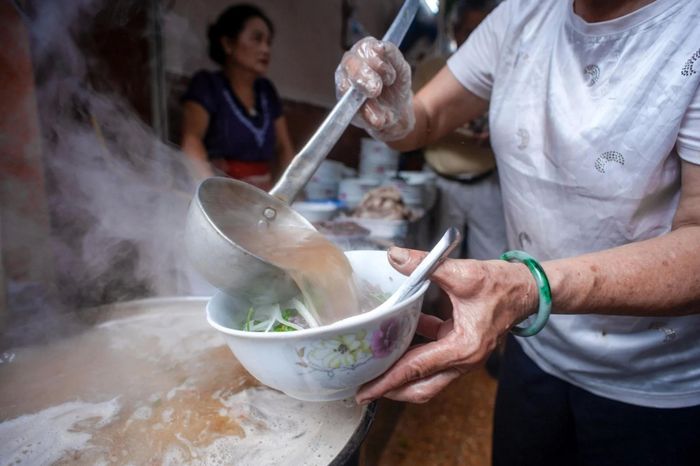 Phở là một lựa chọn cho bữa trưa "foodtour" phố cổ. Ảnh: Thụy Trang.