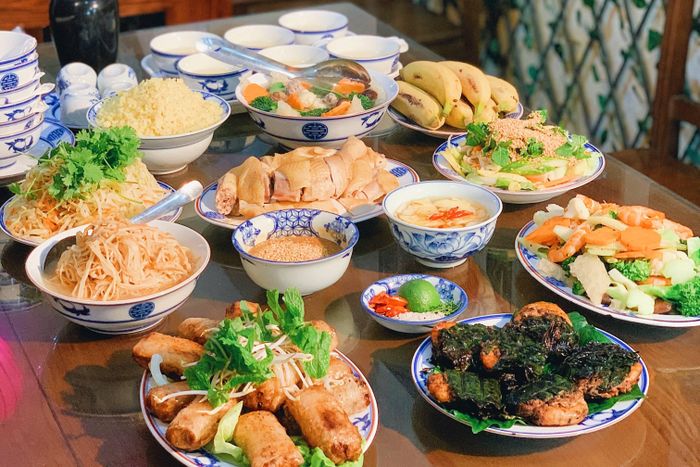 Cỗ Bát Tràng với những món ngon, lạ như canh măng mực, mực xào su hào, nem chim bồ câu, chả tôm lá lốt nướng than hoa... Ảnh: Nhật Ánh.