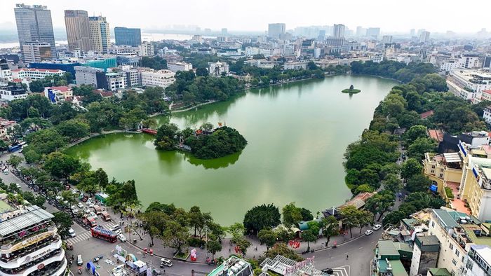 Khung cảnh hồ Gươm nhìn từ trên cao. Ảnh: Việt Linh.