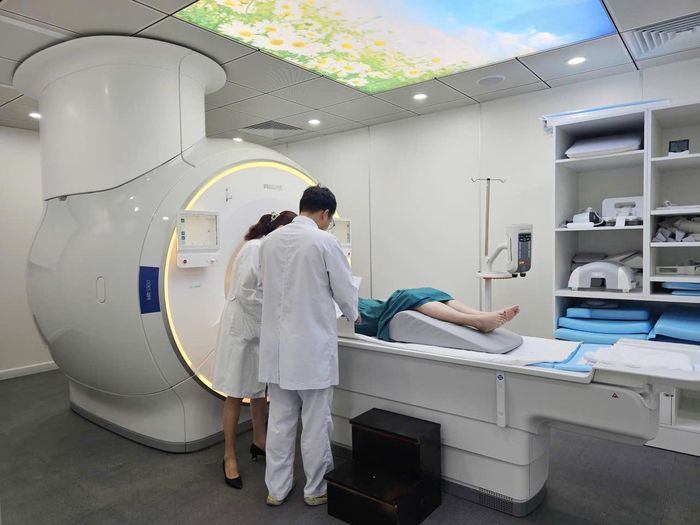 Ở cơ sở mới được bố trí hệ thống chụp MRI mới và các trang thiết bị hiện đại. Ảnh: Nguyễn Thuận.