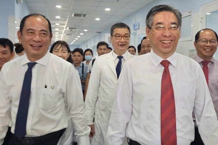 Ông Nguyễn Phước Lộc, Phó Bí thư Thành uỷ TP.HCM và PGS.TS Tăng Chí Thượng, Giám đốc Sở Y tế TP.HCM, cùng đoàn lãnh đạo thành phố, bệnh viện đi khảo sát cơ sở mới. Ảnh: Nguyễn Thuận.