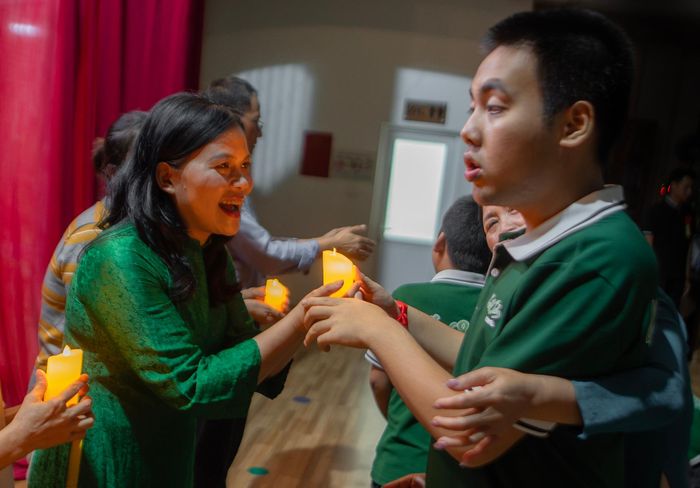 Mùa Vu Lan là dịp để tưởng nhớ, ghi tạc công nghĩa sinh thành. "Nhưng với những gia đình có con em là trẻ tự kỷ đã lớn, niềm mơ ước nhận được sự báo hiếu trở nên xa vời. Họ dễ rơi vào trạng thái nản lòng, buông xuôi khi sự tiến bộ của con dường như rất khó để định lượng. Chúng tôi tổ chức buổi lễ Vu Lan này với mong muốn mang lại sự công bằng, phá bỏ nỗi cô đơn cho trẻ đặc biệt trong các dịp lễ, tết; đồng thời giúp các con có cơ hội được bày tỏ tình cảm với cha mẹ mình”, chị Nguyễn Thị Hà Giang (người sáng lập ngôi trường dành cho trẻ đặc biệt) chia sẻ.