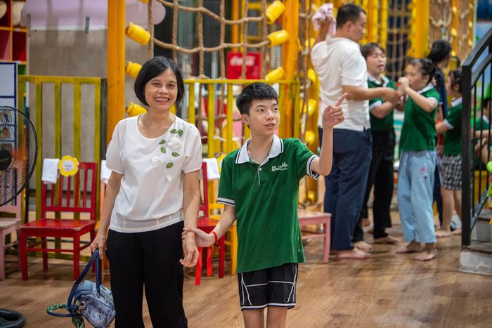 “Nhưng ở ngôi trường này, khi con có cơ hội hòa nhập hơn với bạn bè đồng trang lứa, đến nay, con chính thức lên lớp 6 sau 7 năm học Tiểu học. Con cũng dạn dĩ hơn, biết thu hút sự quan tâm của mọi người xung quanh thay vì thu mình lại. Quan trọng, con biết bày tỏ tình cảm. Đó là điều khiến gia đình hạnh phúc nhất”, mẹ Nghĩa nghẹn ngào nói thêm.
