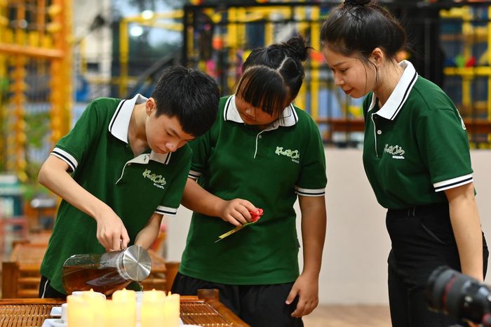Trong khuôn viên tĩnh lặng của ngôi trường ở ngoại thành Hà Nội, 15 em nhỏ mắc chứng tự kỷ vẫn học cách trưởng thành, phát triển mỗi ngày. Lễ Vu Lan năm nay, các em học thêm điều mới khi lần đầu thực hiện nghi lễ rửa tay, dâng trà tới cha mẹ để bày tỏ lòng hiếu thảo.