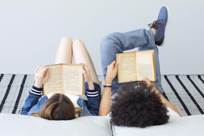  Dù dành phần lớn thời gian trong môi trường số, Gen Z vẫn dành sự ưu ái đáng kể cho sách in. Ảnh: Shutterstock. 