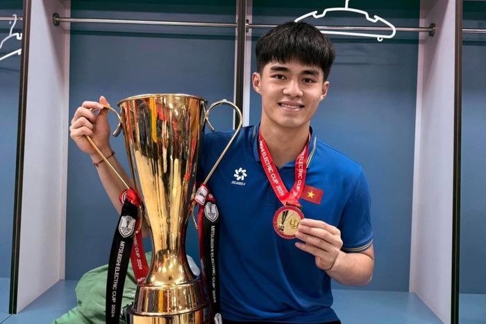 Trung Kiên bên cúp và huy chương vàng ASEAN Cup 2024 của tuyển Việt Nam. Ảnh: FBNV.