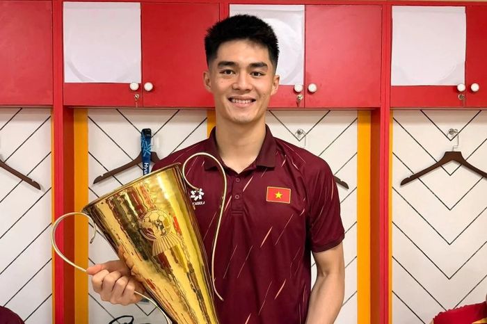 Trung Kiên chụp cùng cúp vô địch ASEAN Cup 2026 của tuyển Việt Nam: FBNV.