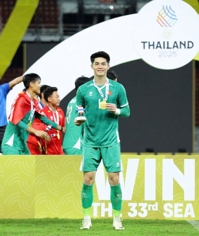 Trung Kiên đeo huy chương vàng bóng đá nam SEA Games 33. Ảnh: FBNV.