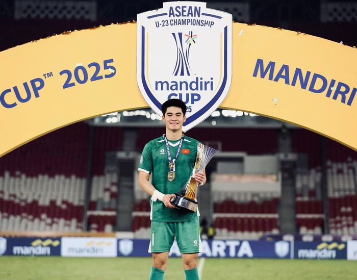 Trung Kiên nâng cúp U23 Đông Nam Á 2025. Ảnh: FBNV.