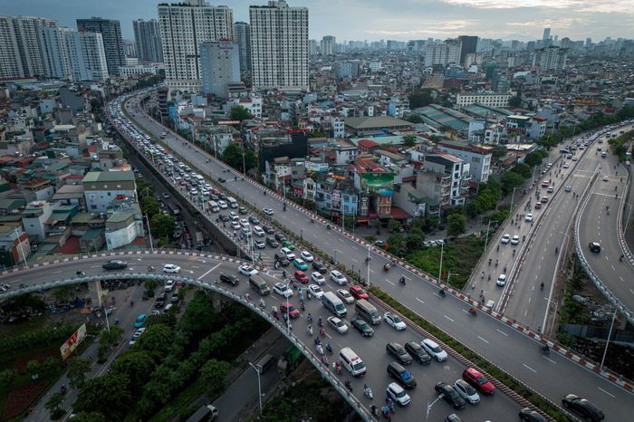  Ghi nhận lúc 17h15, cầu Vĩnh Tuy theo hướng sang Long Biên ùn tắc kéo dài, các phương tiện di chuyển chậm. 
