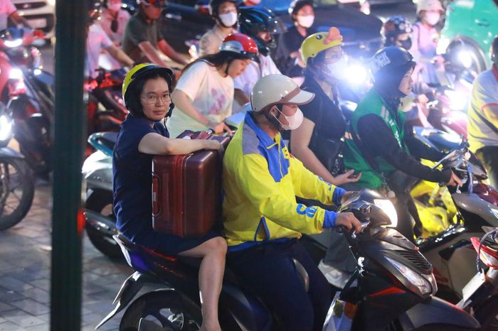  Càng về chiều muộn, lưu lượng phương tiện dồn từ nội đô về cửa ngõ phía Nam càng tăng cao khiến việc lưu thông của người dân gặp nhiều khó khăn. 