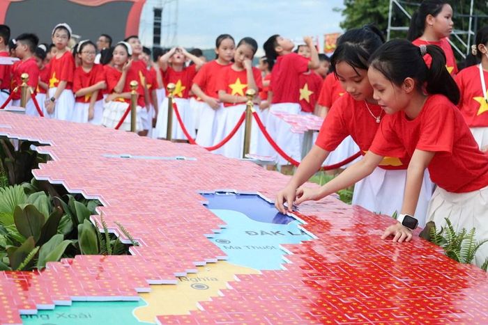 Mô hình bản đồ Việt Nam được ghép từ 8.100 lá cờ Tổ quốc tại Công viên Ba Tơ
