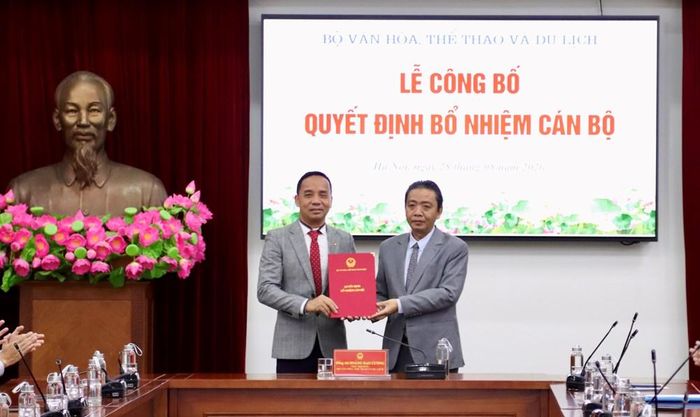 Thứ trưởng Bộ VHTTDL Hoàng Đạo Cương trao quyết định của Bộ trưởng Bộ VHTTDL bổ nhiệm ông Nguyễn Trọng Hổ, Giám đốc Khu Liên hợp thể thao quốc gia thuộc Cục Thể dục thể thao Việt Nam giữ chức Phó Cục trưởng Cục Thể dục thể thao Việt Nam
