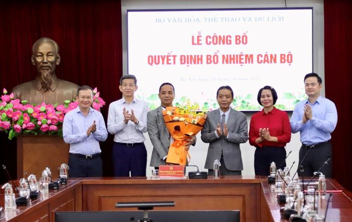 Thứ trưởng Hoàng Đạo Cương, lãnh đạo Cục Thể dục thể thao Việt Nam và lãnh đạo Vụ Tổ chức cán bộ tặng hoa chúc mừng ông Nguyễn Trọng Hổ