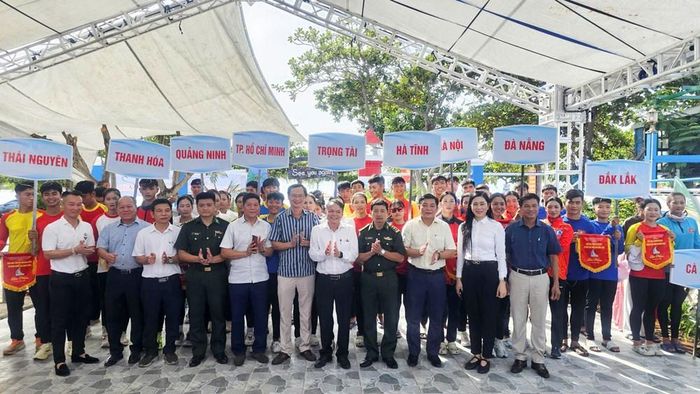 Ban tổ chức trao cờ lưu niệm cho các đội tham dự giải