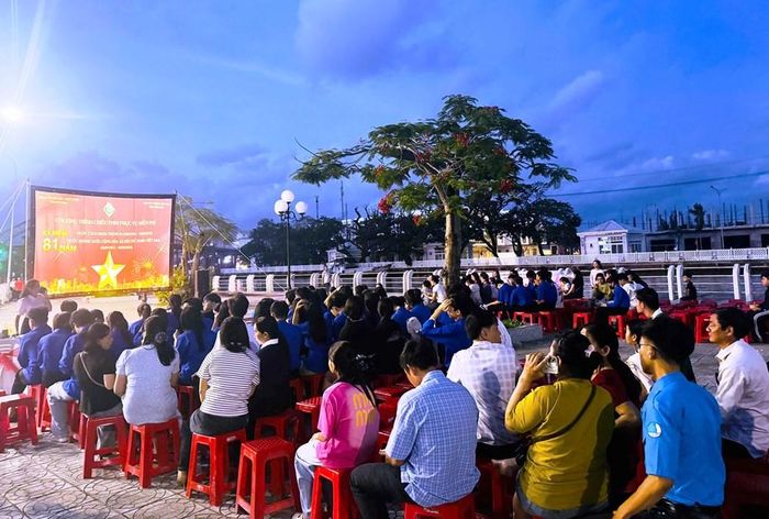 Buổi chiếu phim lưu động thu hút đông khán giả đến xem