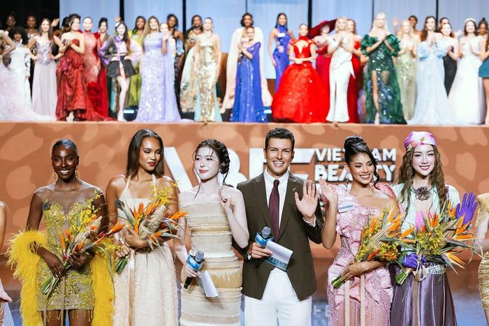 Các người mẫu trình diễn tại chương trình
