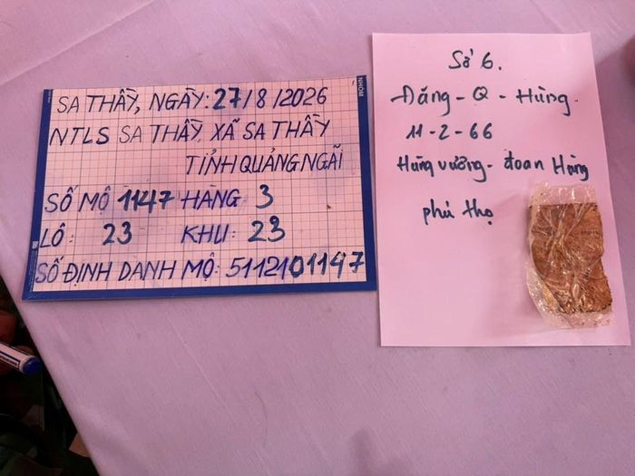 Mảnh giấy ghi thông tin được phát hiện trong quá trình khai quật mộ tại Nghĩa trang Liệt sĩ Sa Thầy