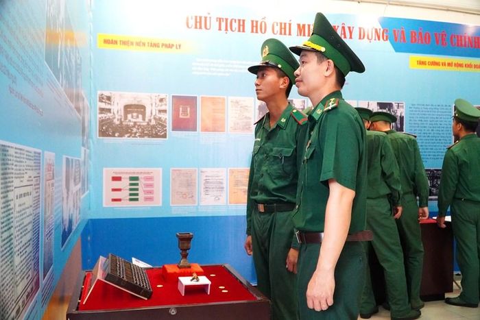 Cán bộ chiến sĩ lực lượng vũ trang tham quan triển lãm