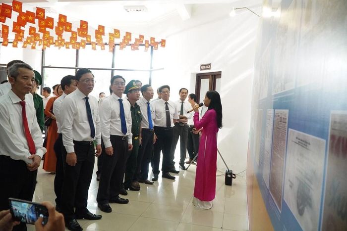Các đại biểu tham quan không gian triển lãm