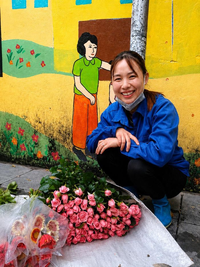 Phụ nữ mưu sinh trên đường phố thường xuyên phải đối mặt với nắng nóng, mưa lớn, ô nhiễm và nhiều rủi ro về sức khỏe. Ảnh minh họa