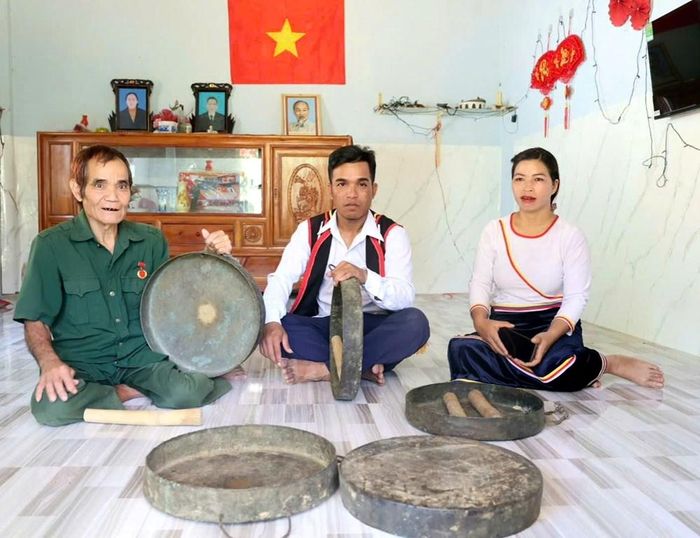 Ông Thái chia sẻ câu chuyện về việc gìn giữ tiếng chiêng và văn hóa truyền thống của đồng bào Co