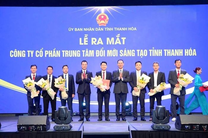 Lãnh đạo tỉnh Thanh Hóa trao Giấy chứng nhận ra mắt Công ty CP Trung tâm Đổi mới sáng tạo tỉnh Thanh Hóa