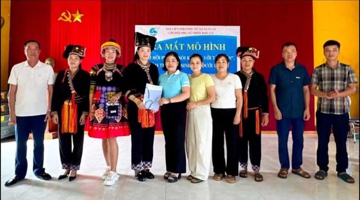 Ra mắt mô hình “Chi hội Phụ nữ nói không với tảo hôn” thôn Khe Lợ. Ảnh: Lan Hanh