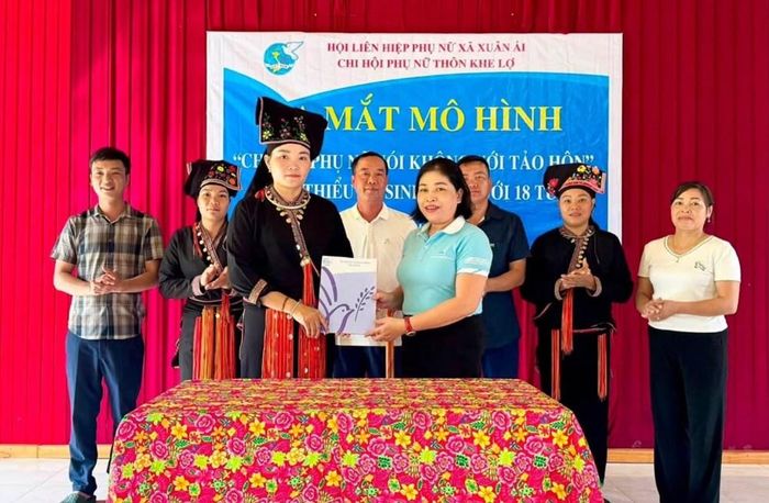 Việc ra mắt mô hình thể hiện quyết tâm chung tay phòng ngừa, ngăn chặn tình trạng kết hôn sớm tại thôn Khe Lợ. Ảnh: Lan Hanh