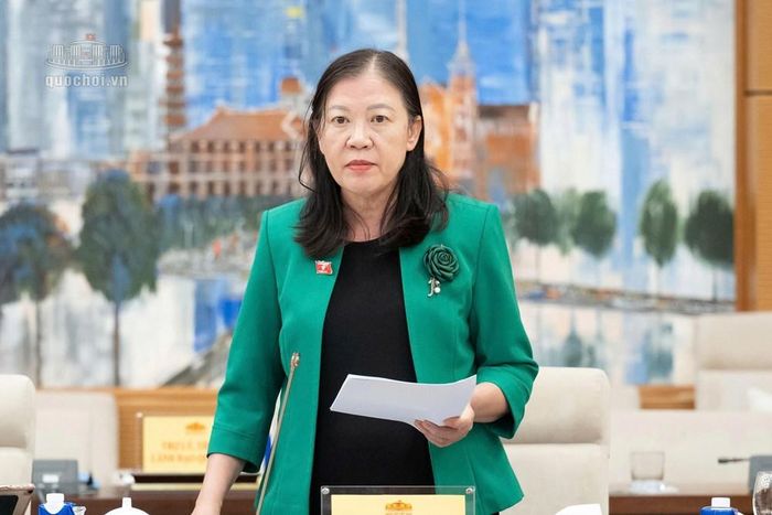Chủ nhiệm Ủy ban Dân nguyện và Giám sát của Quốc hội Lê Thị Nga trình bày báo cáo
