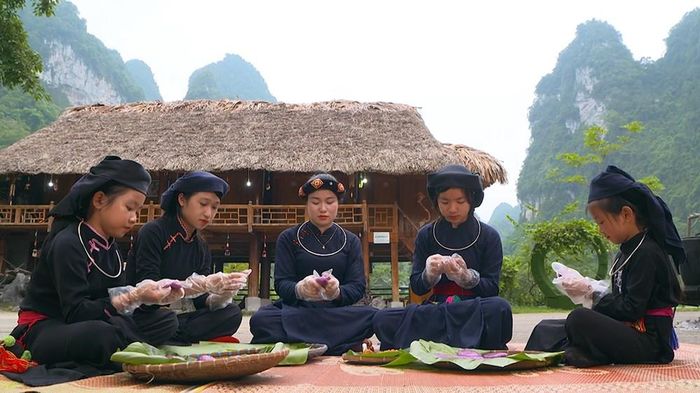 Đến đây, người dân và du khách được trải nghiệm làm bánh dày truyền thống
