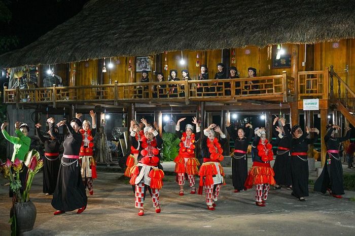 Du khách giao lưu văn nghệ tại các homestay ở Thượng Lâm
