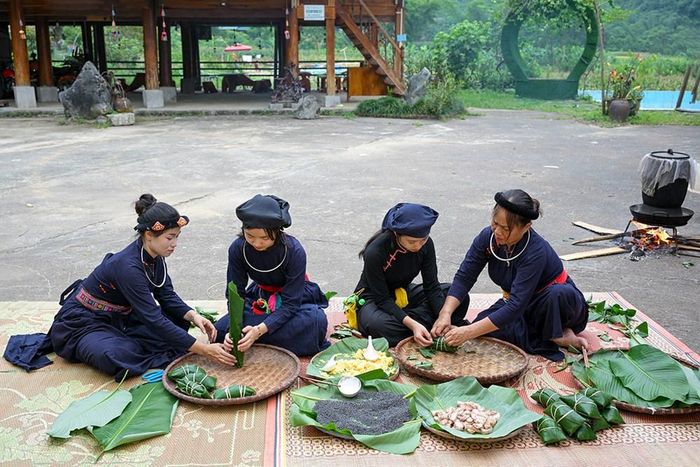 Làm bánh chưng gù cũng là một trải nghiệm thú vị dành cho du khách