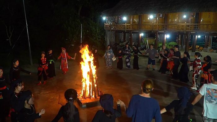 Du khách Nhật Bản giao lưu văn nghệ với người dân địa phương