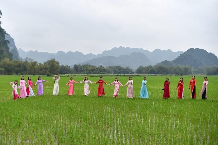 Du khách khám phá vẻ đẹp làng quê
