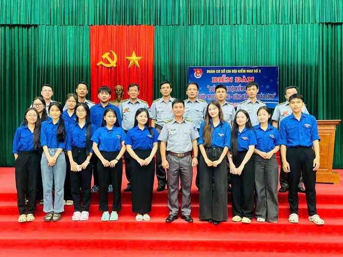 Chi đội Kiểm ngư số 3 và đơn vị kết nghĩa chụp ảnh lưu niệm