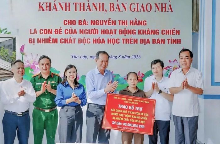 Phó Bí thư Tỉnh ủy Trịnh Tuấn Sinh trao kinh phí hỗ trợ xây dựng nhà cho gia đình bà Nguyễn Thị Hằng. Ảnh: Lê Hợi