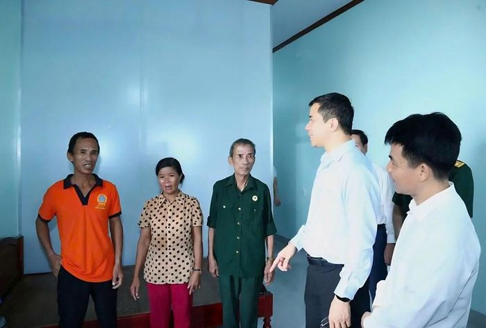 Phó Bí thư Thường trực Tỉnh ủy Nguyễn Hồng Phong thăm nhà mới của gia đình ông Nguyễn Quốc Việt. Ảnh: Quốc Hương